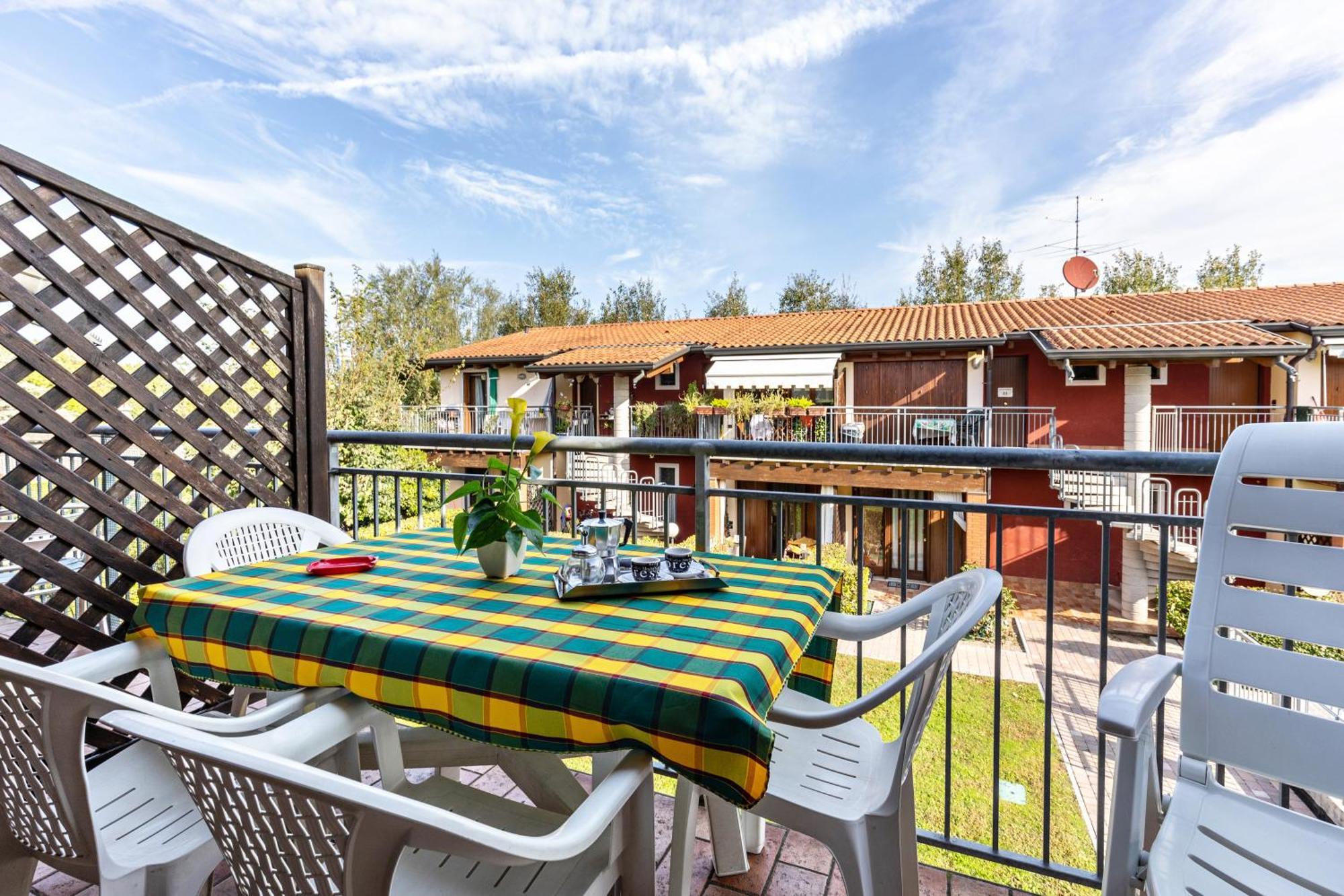 Residence La Corte Near Gardaland Кастельнуово-дель-Гарда Екстер'єр фото